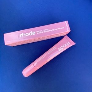 Rhode brand new PEPTIDE LIP TINT RIBBON
Flavor: Ribbon
